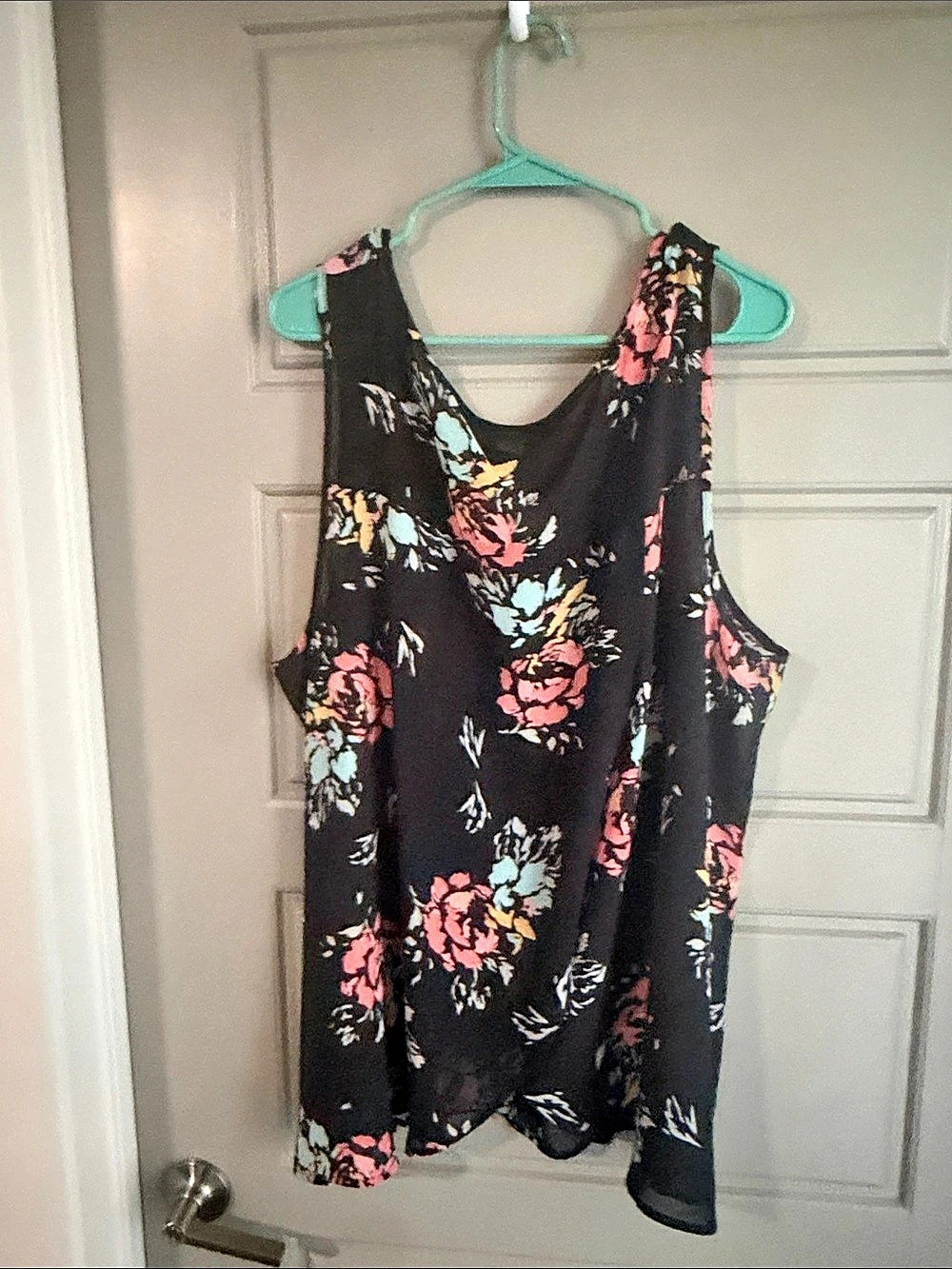 Torrid Floral Sleeveless Blouse in Black & Pink Size 4 - Picture 2 of 3